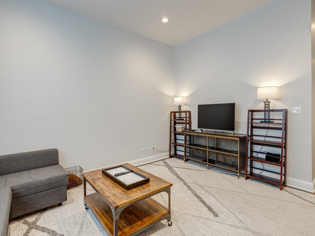 Spacious & Elegant Old Town Duplex Vacation Rental in Chicago - RedAwning