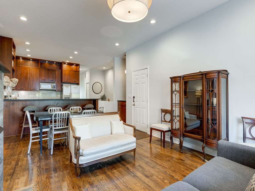 Spacious & Elegant Old Town Duplex Vacation Rental in Chicago - RedAwning