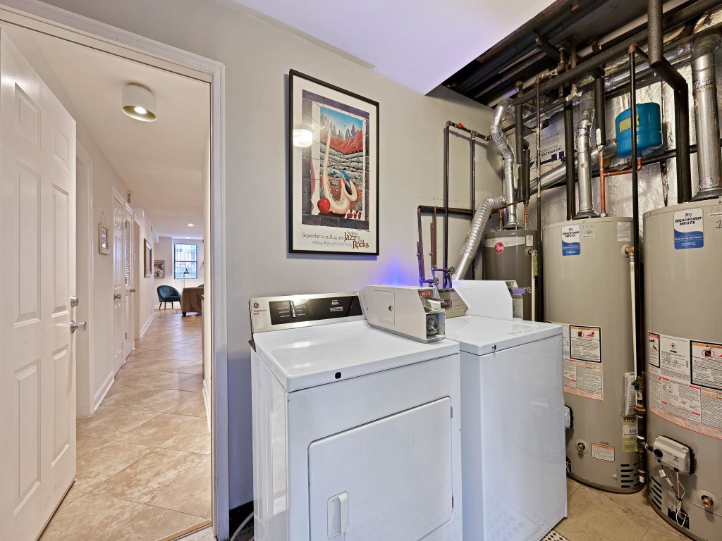 Lively Wicker Park 2BR, Steps to Damen Blue Line Vacation Rental in Chicago - RedAwning