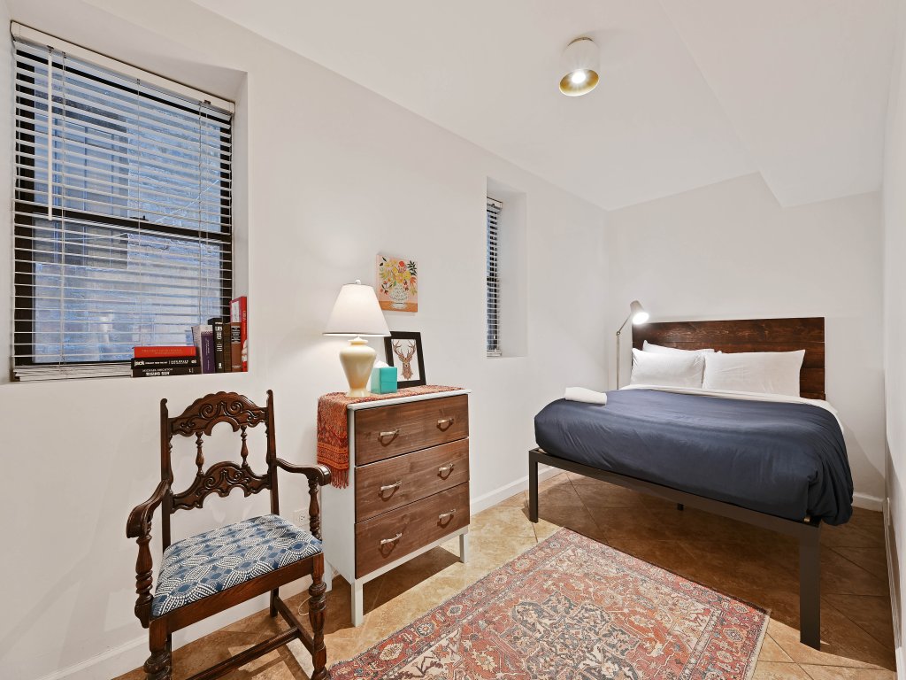 Lively Wicker Park 2BR, Steps to Damen Blue Line Vacation Rental in Chicago - RedAwning