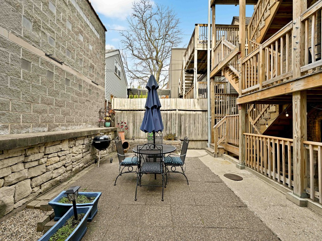 Lively Wicker Park 2BR, Steps to Damen Blue Line Vacation Rental in Chicago - RedAwning