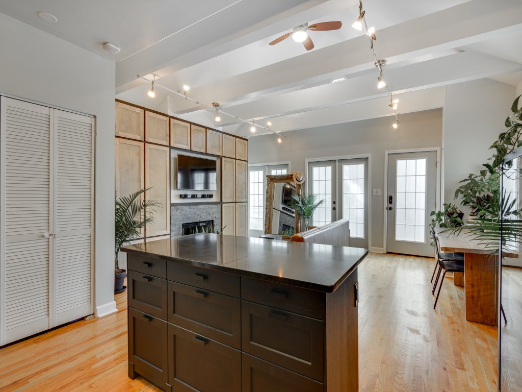 Division St Designer Home in Heart of Wicker Park Vacation Rental in Chicago - RedAwning