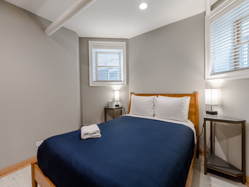 Spacious & Clean Ukrainian Village 2 Bedroom! Vacation Rental in Chicago - RedAwning