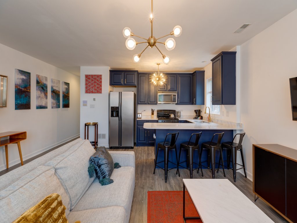 3 Beds, 2BA Condo NearDowntown & Park Vacation Rental in Chicago - RedAwning
