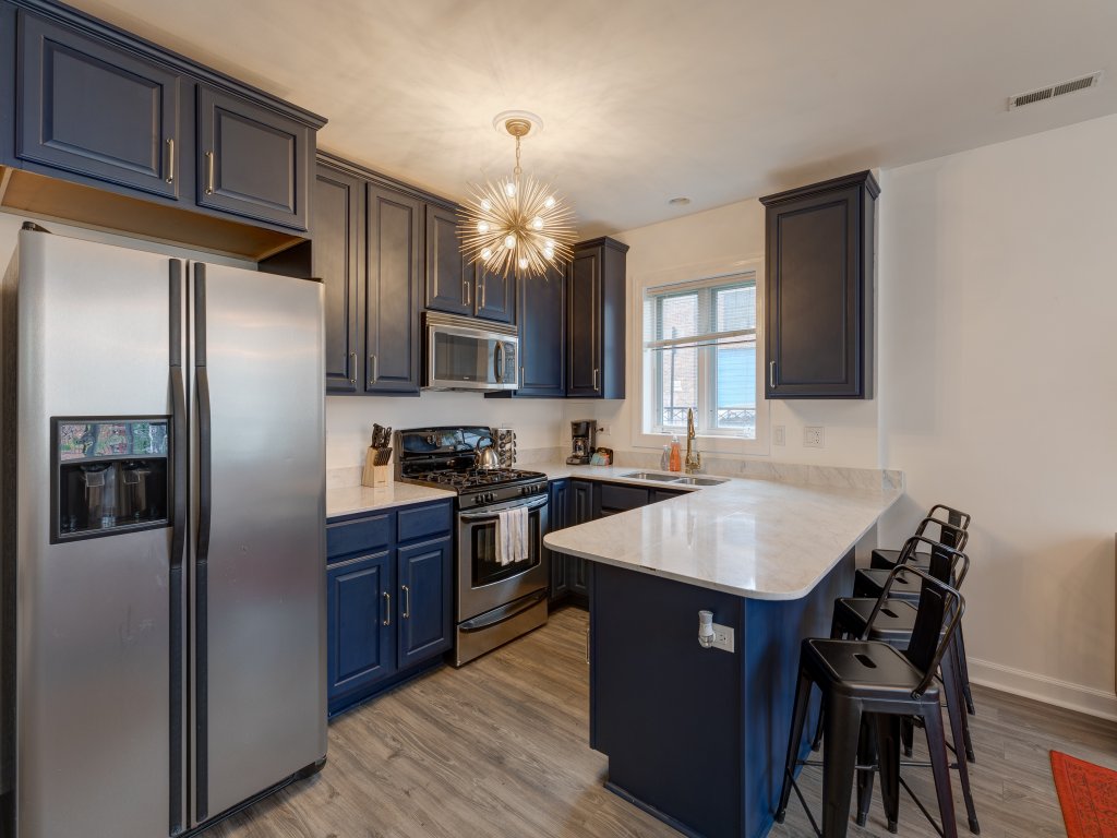 3 Beds, 2BA Condo NearDowntown & Park Vacation Rental in Chicago - RedAwning