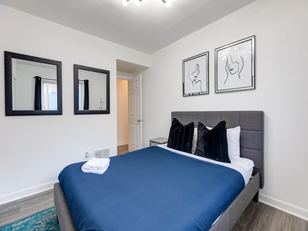 3 Beds, 2BA Condo NearDowntown & Park Vacation Rental in Chicago - RedAwning