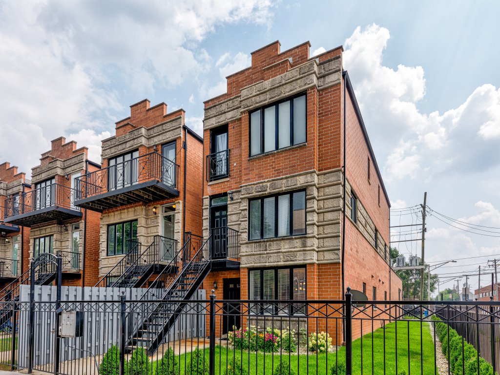 3 Beds, 2BA Condo NearDowntown & Park Vacation Rental in Chicago - RedAwning
