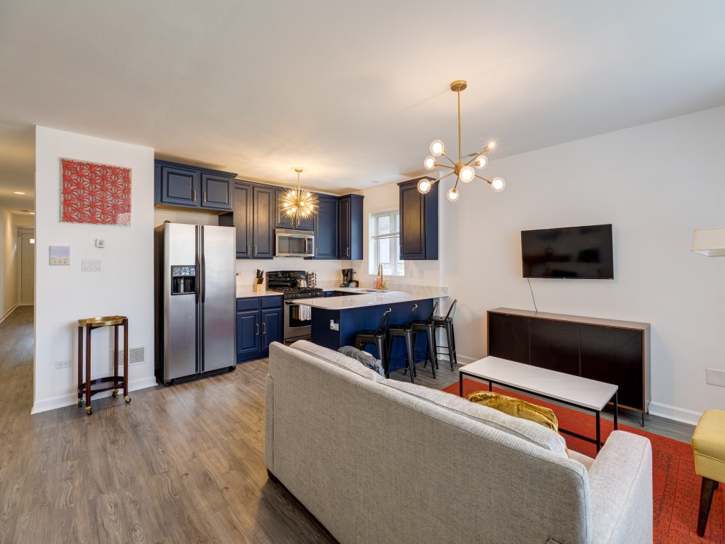 3 Beds, 2BA Condo NearDowntown & Park Vacation Rental in Chicago - RedAwning
