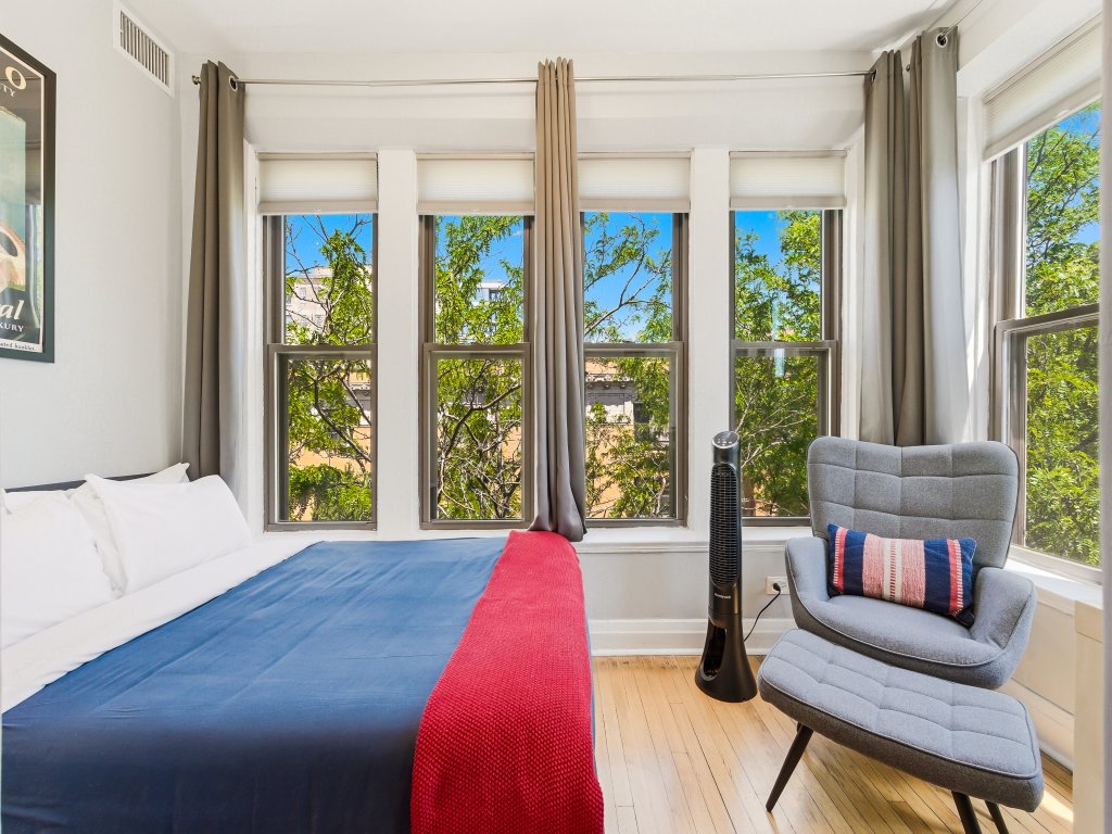 Sunny Top-Floor Uptown Condo Near Lake & Red Line Vacation Rental in Chicago - RedAwning