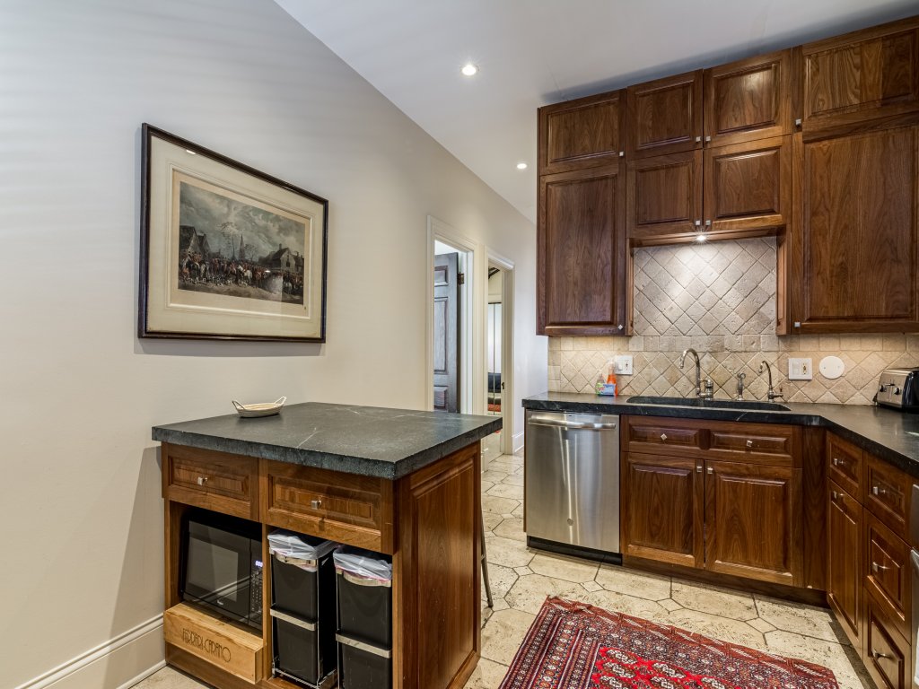 Bright 2 Bed w/Office on Historic Logan Boulevard Vacation Rental in Chicago - RedAwning