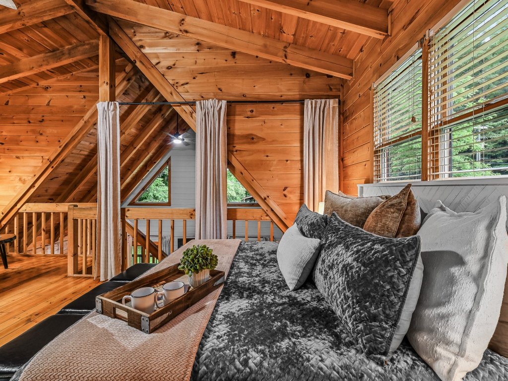 Willow Creek Vacation Rental in Townsend - RedAwning