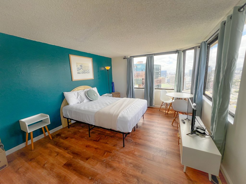 Renovated Hawaiian Monarch Mauka Studio Vacation Rental in Honolulu - RedAwning