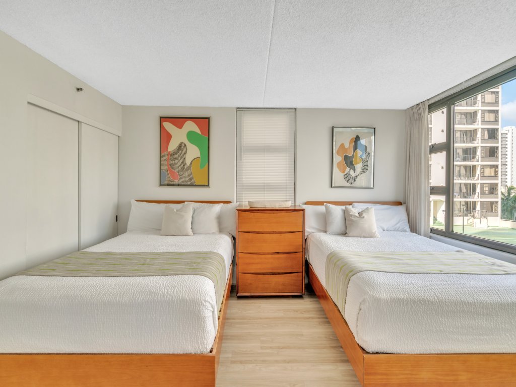 Deluxe Waikiki Condo Pool View FREE Parking & Wi-Fi Vacation Rental in Honolulu - RedAwning