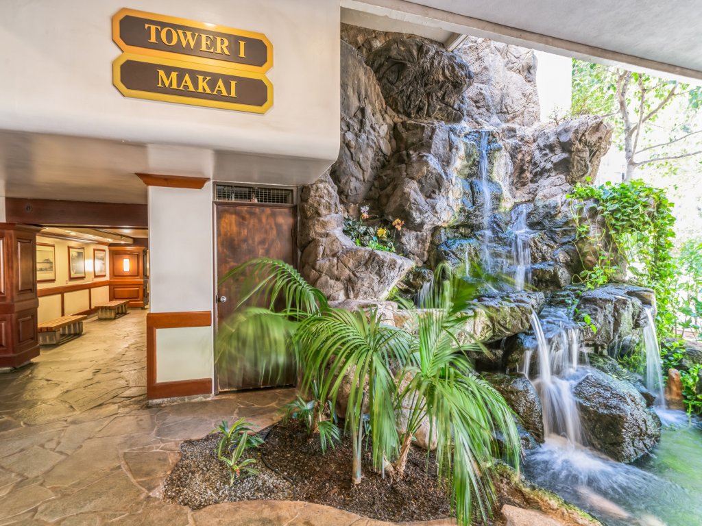 Deluxe Waikiki Condo Pool View FREE Parking & Wi-Fi Vacation Rental in Honolulu - RedAwning
