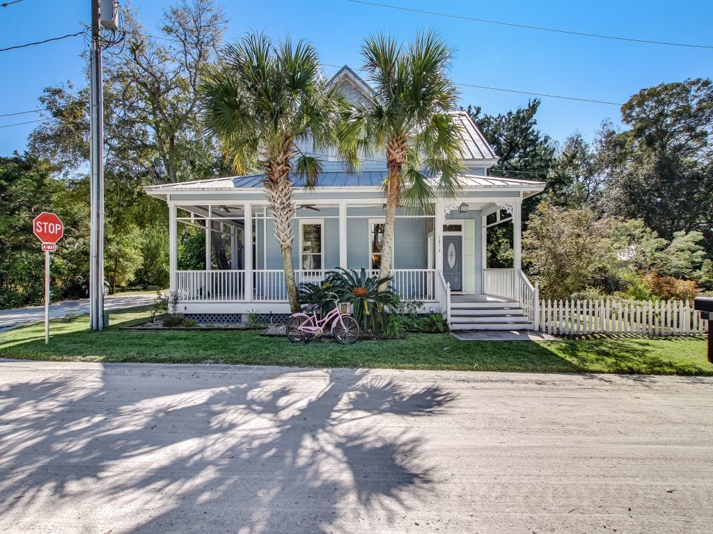 1016 San Fernando Street Vacation Rental in Fernandina Beach - RedAwning
