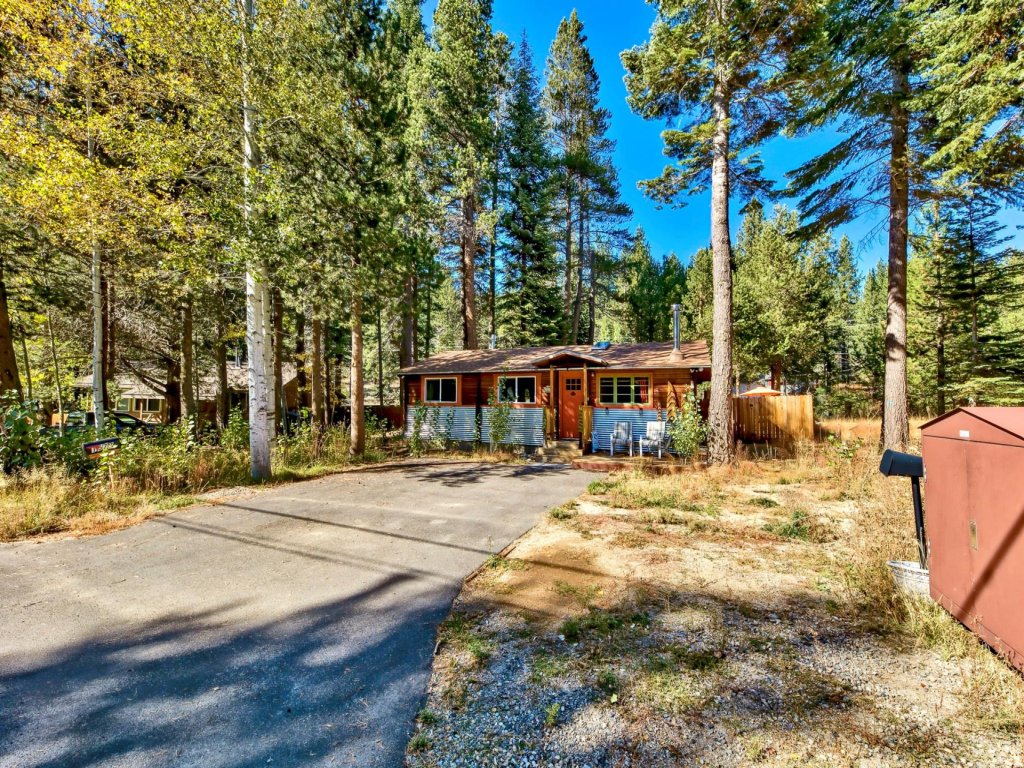 1577A The Tahoe Lazy Bear Vacation Rental in California - RedAwning