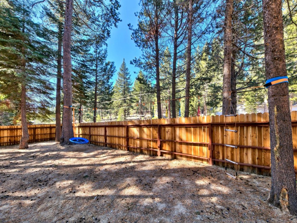 1577A The Tahoe Lazy Bear Vacation Rental in California - RedAwning