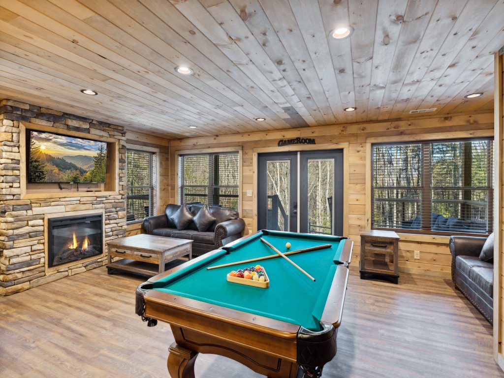 Hillside Hideaway Vacation Rental in Sevierville - RedAwning