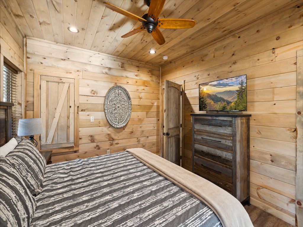 Hillside Hideaway Vacation Rental in Sevierville - RedAwning