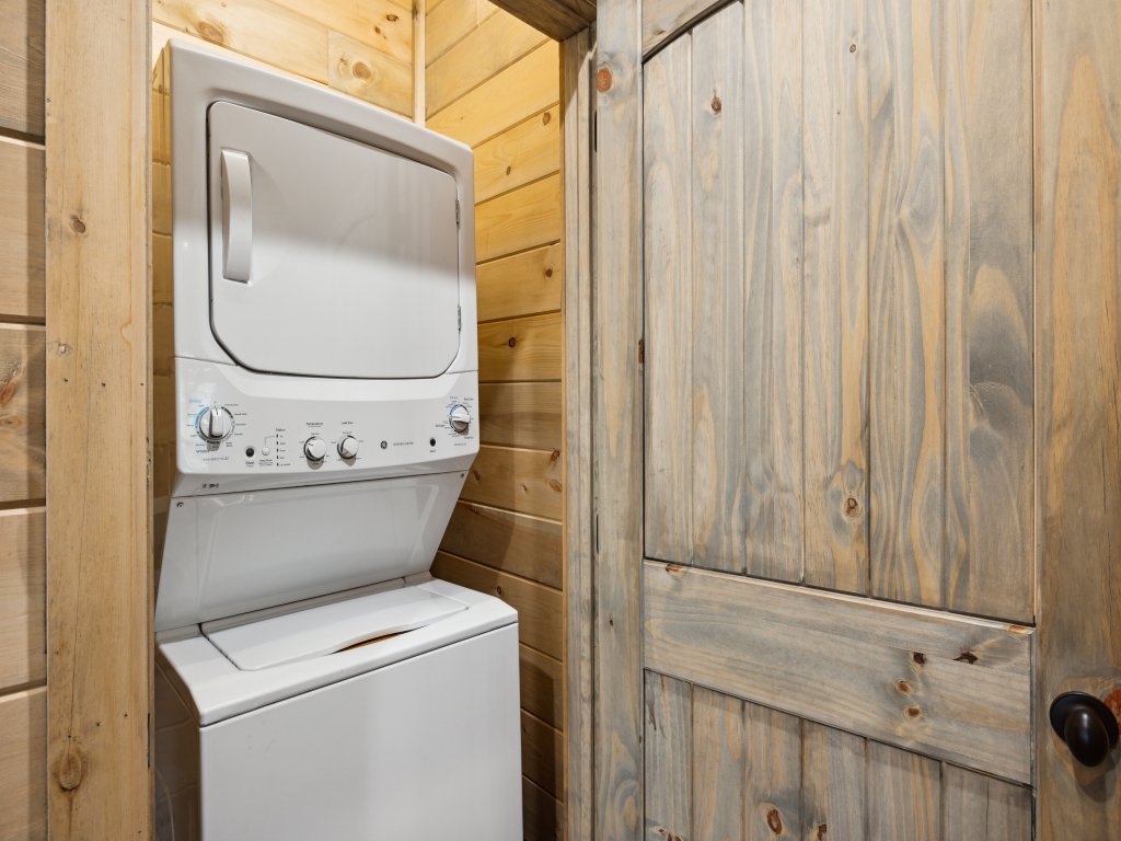 Hillside Hideaway Vacation Rental in Sevierville - RedAwning