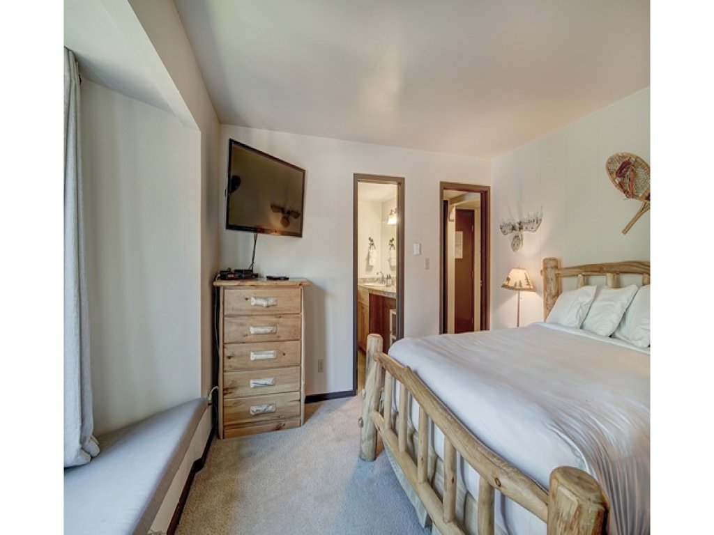 Updated 2Br Plus Loft Condo on Shuttle Route! Sleeps 8 & Kids Ski Free Vacation Rental in Colorado - RedAwning