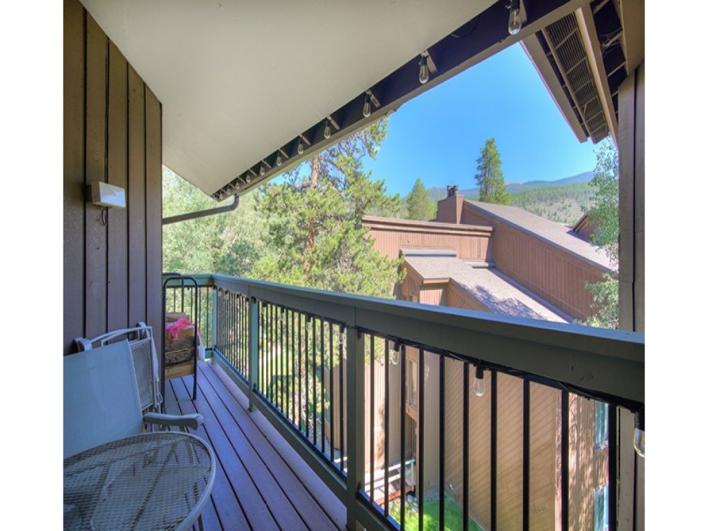 Updated 2Br Plus Loft Condo on Shuttle Route! Sleeps 8 & Kids Ski Free Vacation Rental in Colorado - RedAwning