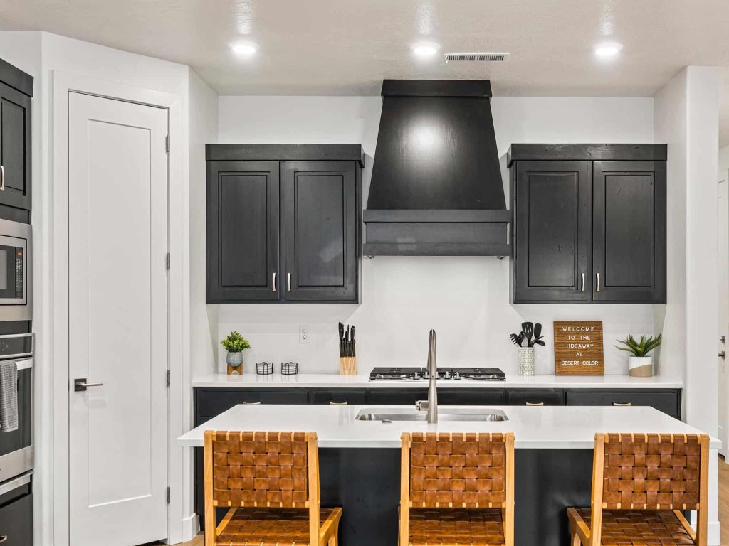 Desert Color Hideaway Vacation Rental in Utah - RedAwning