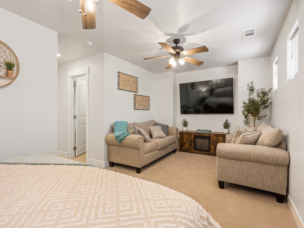 Aqua Farmhouse Vacation Rental in Utah - RedAwning
