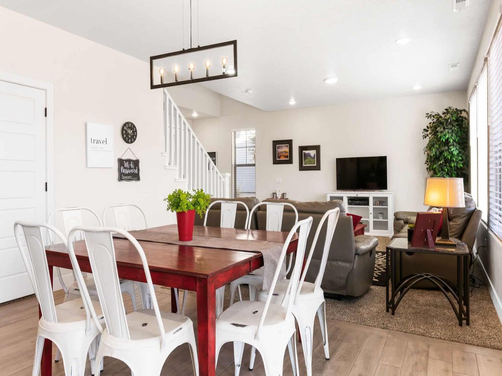 Desert Rose Vacation Rental in Utah - RedAwning