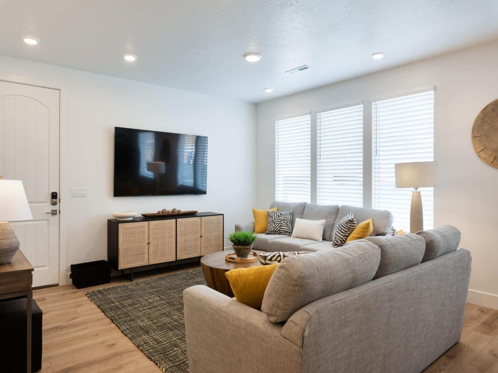 Desert Color Lake House Vacation Rental in Utah - RedAwning