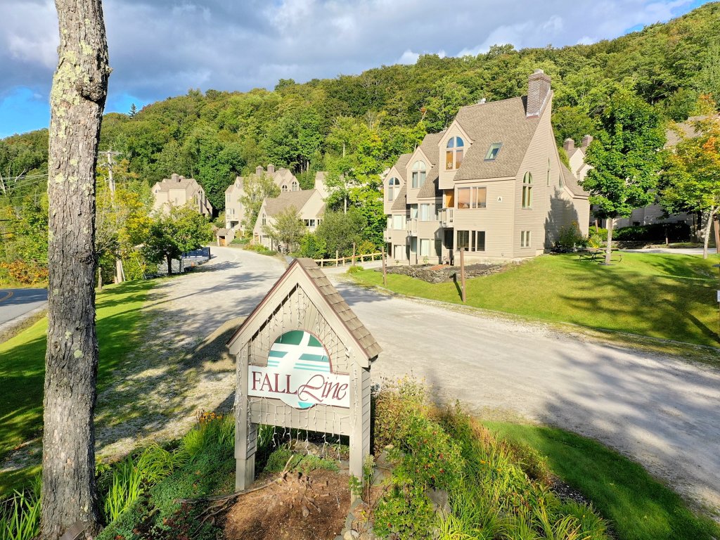 Fall Line Condo E6 Vacation Rental in Killington - RedAwning