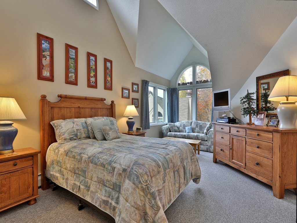Fall Line Condo E6 Vacation Rental in Killington - RedAwning