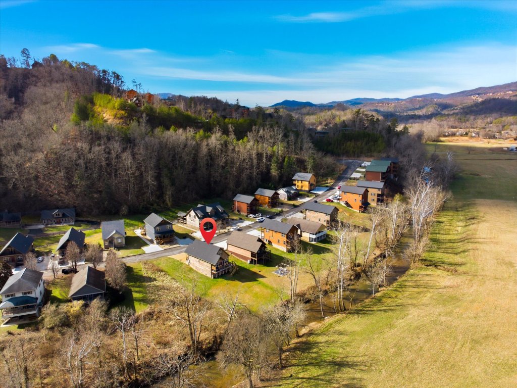 Creekside Splendor Vacation Rental in Sevierville - RedAwning