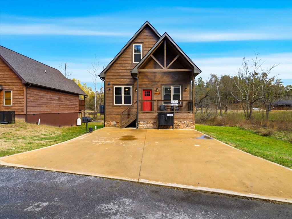 Creekside Splendor Vacation Rental in Sevierville - RedAwning
