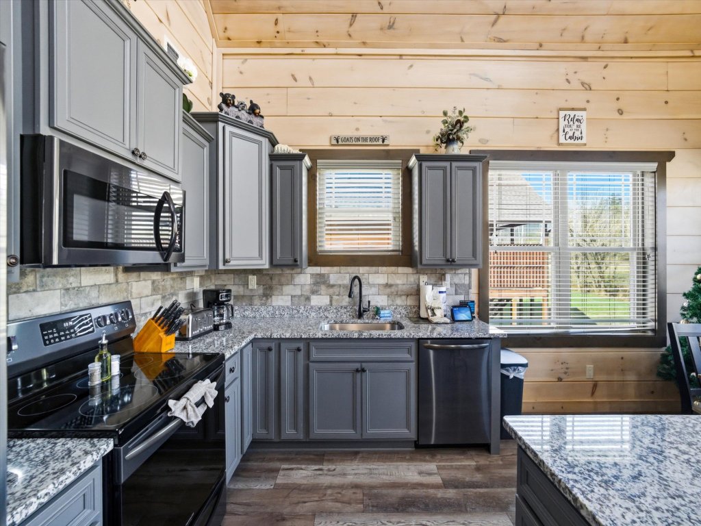 Creekside Splendor Vacation Rental in Sevierville - RedAwning