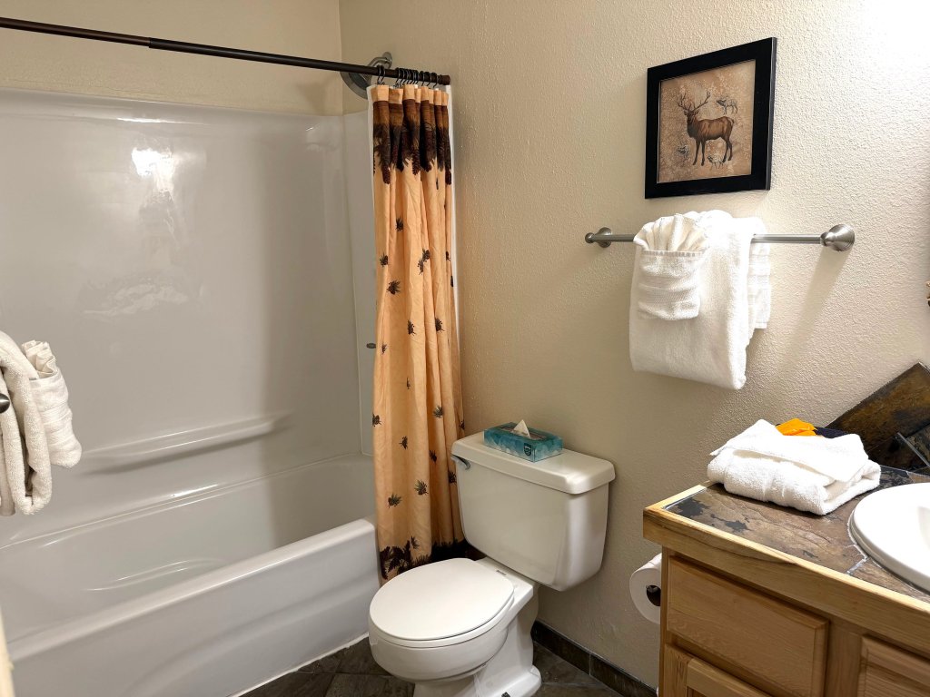 Fawn Valley Inn: 302 Vacation Rental in Estes Park - RedAwning