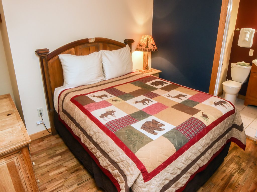 Timber Creek Chalets: 10B Vacation Rental in Estes Park - RedAwning