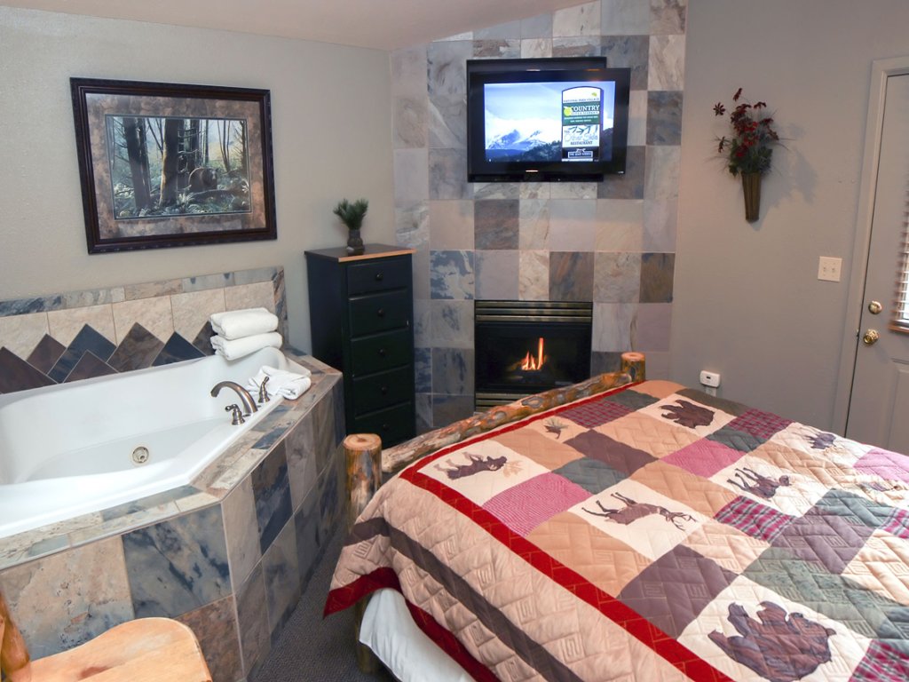 Fawn Valley Inn: 106 Vacation Rental in Estes Park - RedAwning