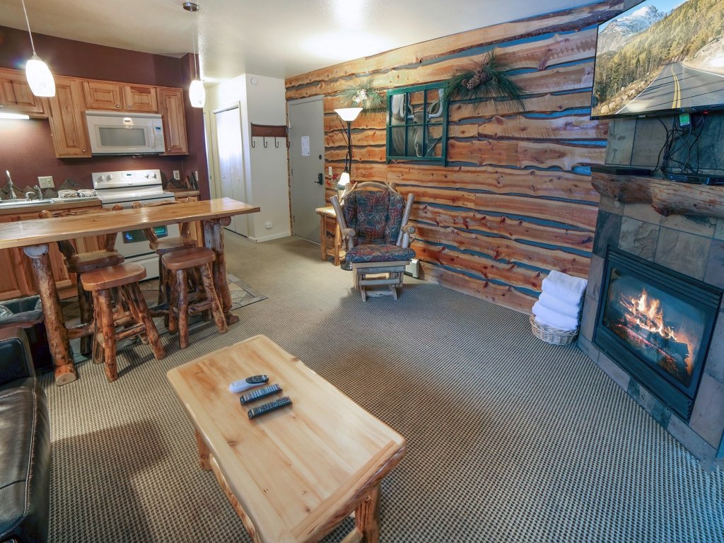 Fawn Valley Inn: 300 Vacation Rental in Estes Park - RedAwning