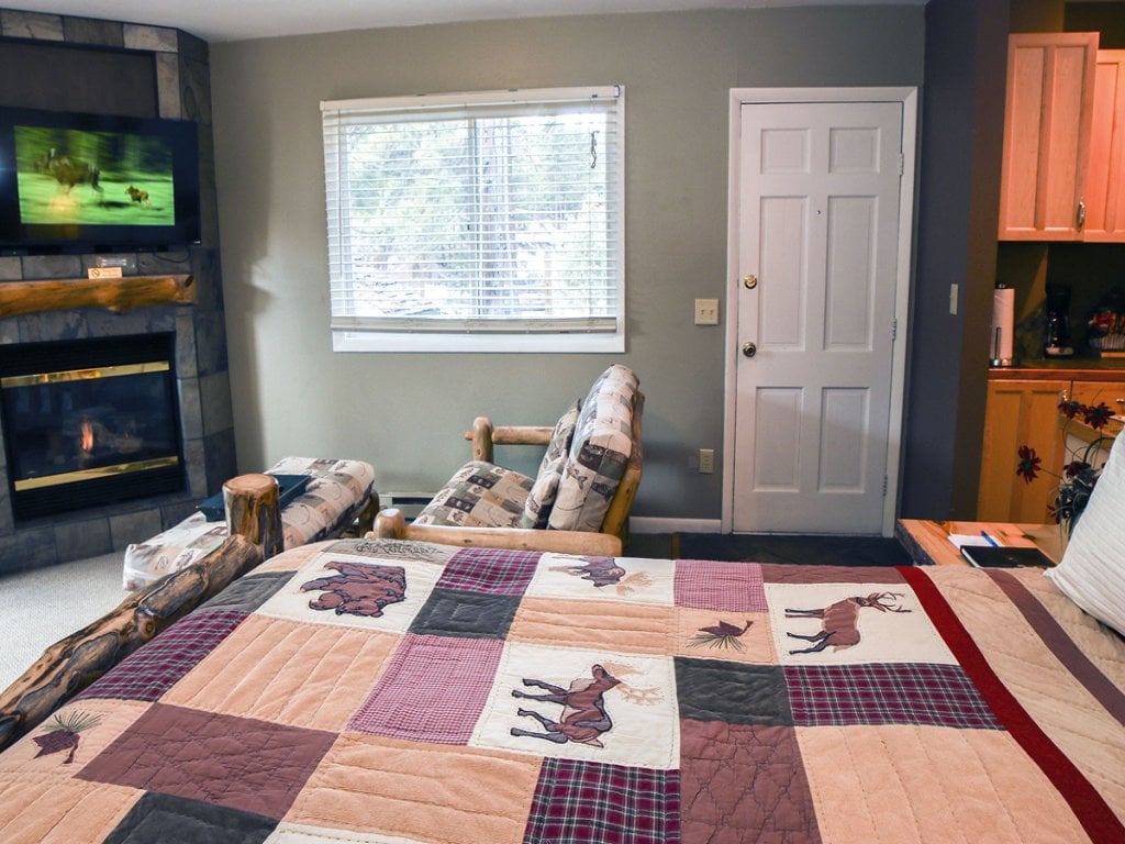 Fawn Valley Inn: 256 Vacation Rental in Estes Park - RedAwning