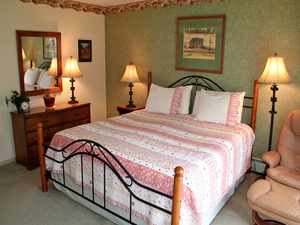 Fawn Valley Inn: 240 Vacation Rental in Estes Park - RedAwning