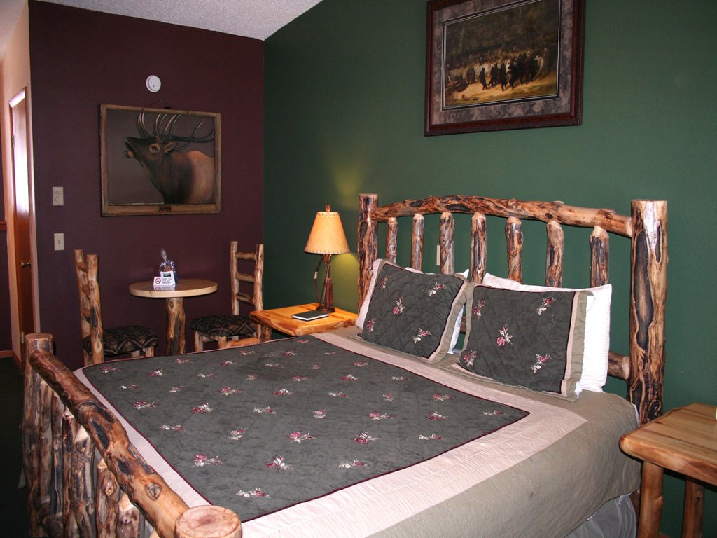 Timber Creek Chalets: 5 Vacation Rental in Estes Park - RedAwning