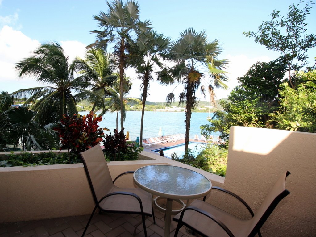 F10 Vacation Rental - RedAwning