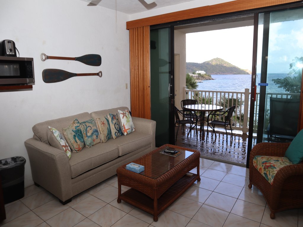 F6 Vacation Rental - RedAwning