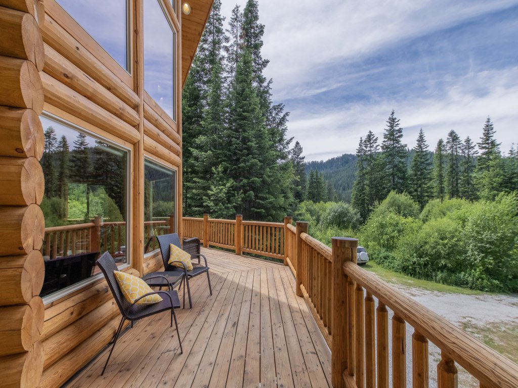 Bearfoot Chalet Vacation Rental in Leavenworth - RedAwning