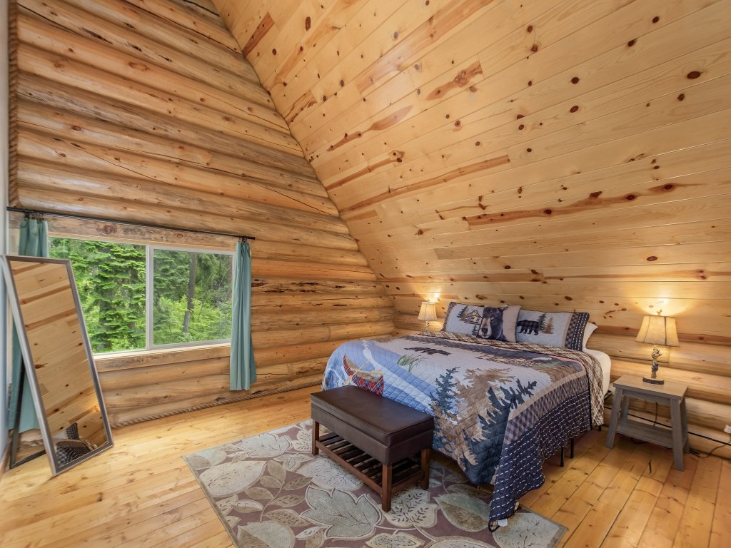 Bearfoot Chalet Vacation Rental in Leavenworth - RedAwning