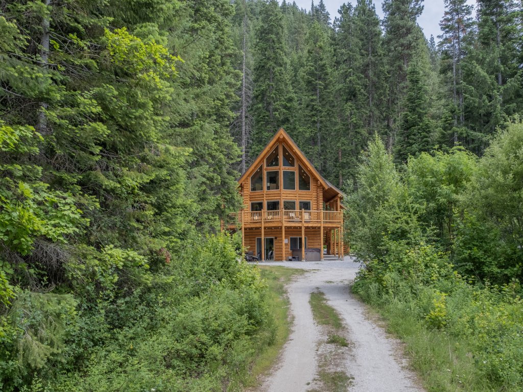 Bearfoot Chalet Vacation Rental in Leavenworth - RedAwning