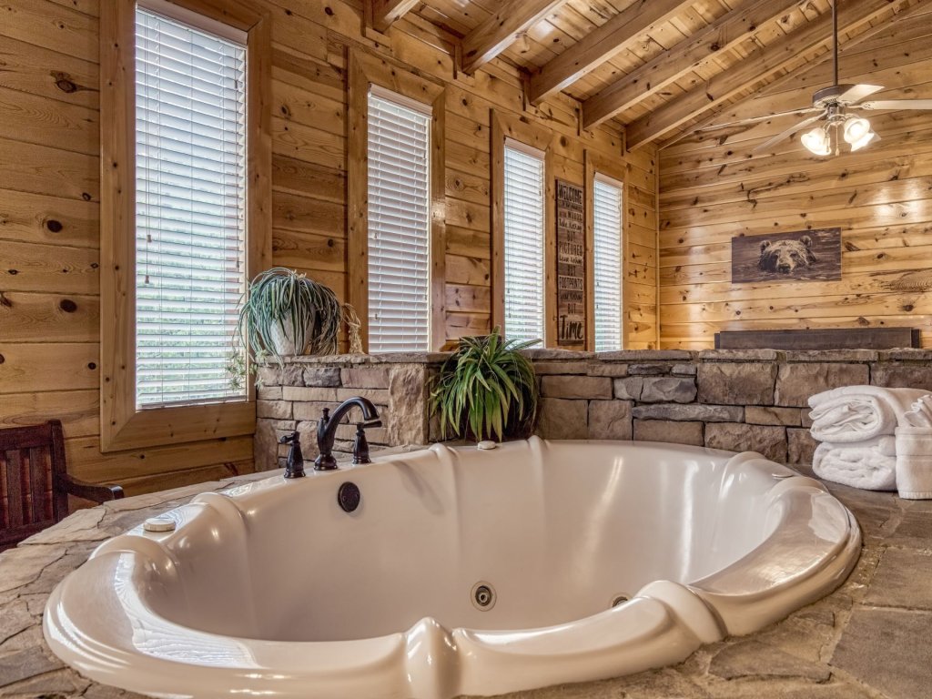 ERN834 - Lakeside Getaway Vacation Rental in Pigeon Forge - RedAwning