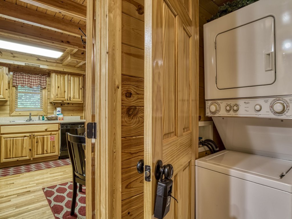 ERN834 - Lakeside Getaway Vacation Rental in Pigeon Forge - RedAwning