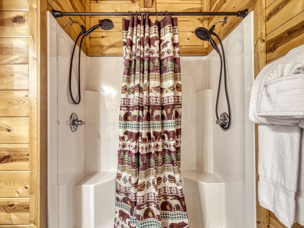 ERN834 - Lakeside Getaway Vacation Rental in Pigeon Forge - RedAwning